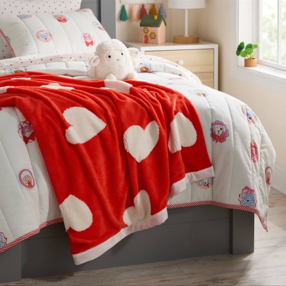 Pillowfort Red and White Heart Throw Blanket